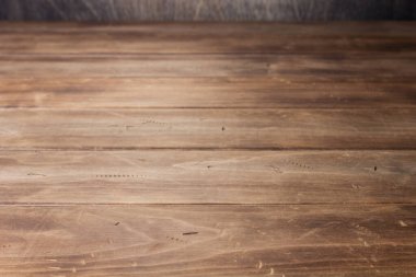 önünde boş ahşap masa