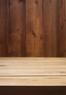 önünde boş ahşap masa
