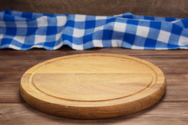 Tahta masada pizza kesme tahtası ve peçete masa örtüsü.