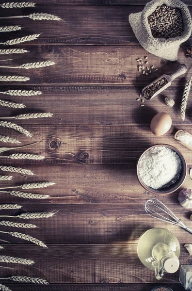Bageriet ingredienser på trä bakgrund — Stockfoto