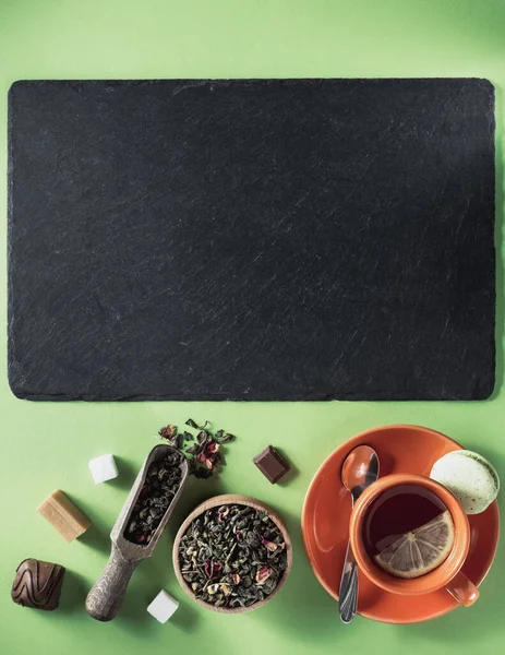 Tasse Tee bei hellgrünem Papier — Stockfoto