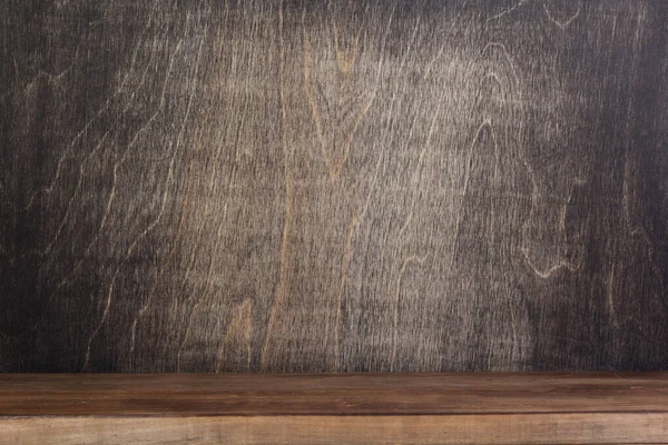 Пустой деревянный стол впереди — стоковое фото