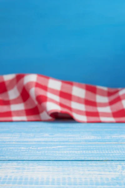 Υφασμάτινη πετσέτα σε ρουστίκ τραπέζι ξύλινο φόντο — Φωτογραφία Αρχείου