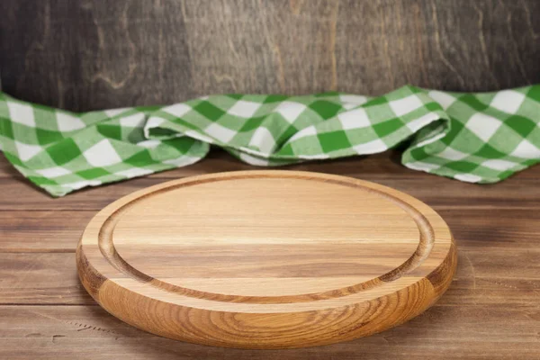 Tovaglia pizza e tovaglia tovagliolo al tavolo di legno — Foto Stock