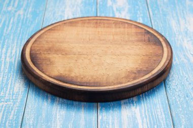 rustik ahşap masada pizza kesme tahtası