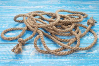 Ahşap masada gemi halatı