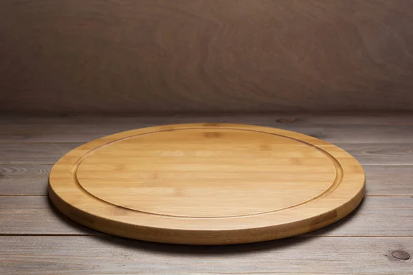 Tabla de cortar pizza en mesa de madera rústica — Foto de Stock