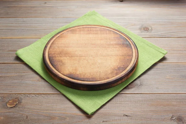 Deska do krojenia pizzy w rustykalnym drewnianym stole — Zdjęcie stockowe