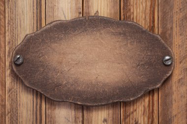 Tahta arkaplan doku yüzeyinde vidalı isim levhası ya da duvar levhası