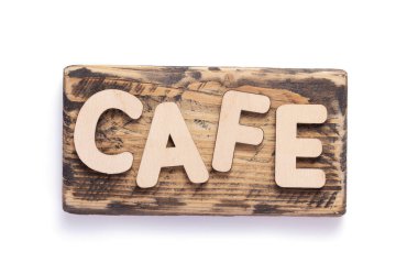 İşaret panosundaki ahşap kahve harfleri ya da beyaz arka planda izole edilmiş isim levhası