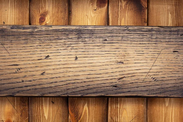 木地板背景纹理表面的老化木制铭牌 — 图库照片