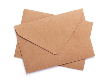 beyaz arkaplanda izole edilmiş karton posta zarfı