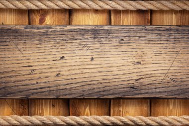 Tahta arkaplan dokusunda gemi halatı kenarı