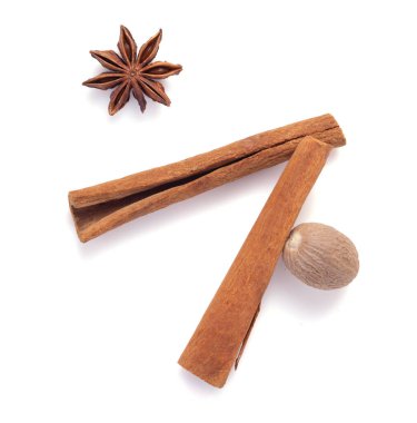 Beyaz arkaplanda izole edilmiş baharatlar