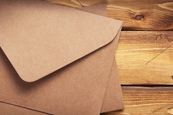 Oude Kartonnen Postenveloppe Verouderde Houten Achtergrond Plank Textuur — Stockfoto