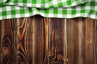 Eski tahta masa arkasında kumaş peçete, üst görünüm.