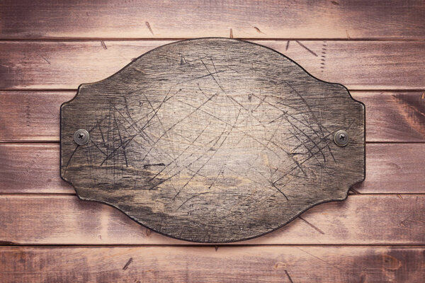 табличка с табличкой или табличкой на деревянной поверхности текстуры с винтами