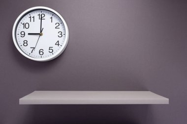 duvar arkaplan yüzeyinde saat ve raf