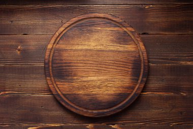 Pizza kesme tahtası veya tepsisi ahşap arkaplan dokusu, üst görünüm