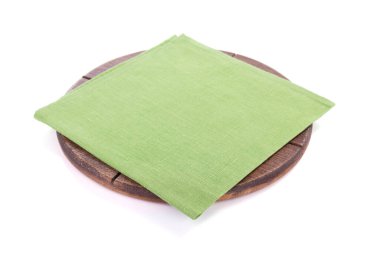 Pizza kesme tahtası ve peçete masa örtüsü, beyaz arka planda izole edilmiş.
