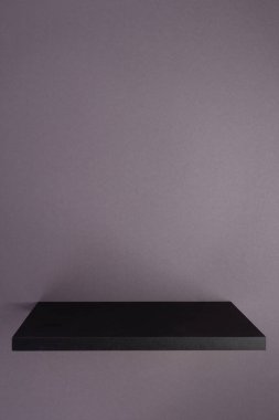 Soyut duvar arkaplanındaki kitap rafı