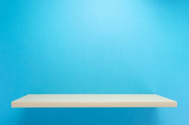 Soyut duvar arkaplanındaki kitap rafı