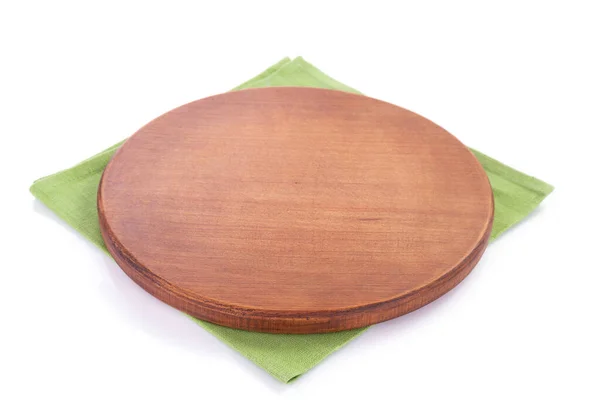 白い背景に隔離された木の板とナプキンのテーブルクロスを切断するピザ — ストック写真