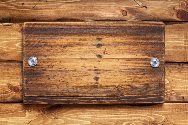 木の板の背景のテクスチャ表面にネジで年老いた木製の名前プレート — ストック写真