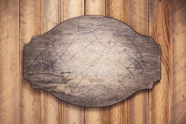 木制底材表面带有螺丝的铭牌或墙牌 — 图库照片