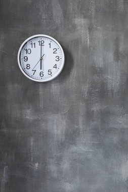 duvar arkaplan yüzeyindeki saat, soyut beton gri doku