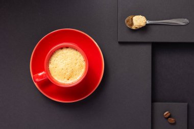 Minimalizm konsepti olarak soyut siyah arkaplan dokusunda bir fincan kahve