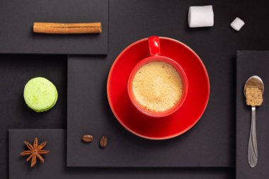 Minimalizm konsepti olarak soyut siyah arkaplan dokusunda bir fincan kahve