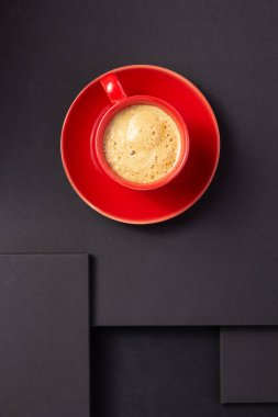 Minimalizm konsepti olarak soyut siyah arkaplan dokusunda bir fincan kahve
