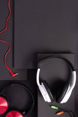 soyut siyah kağıt arkaplanda kablosuz kulaklıklar veya kulaklıklar, minimalizm konsept tarzı