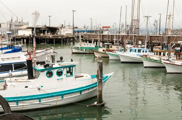 Kleine houten vissersboten, vastgebonden op een pier — Stockfoto