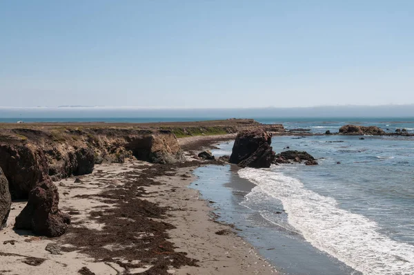 カリフォルニアの岩の多い海岸線 — ストック写真