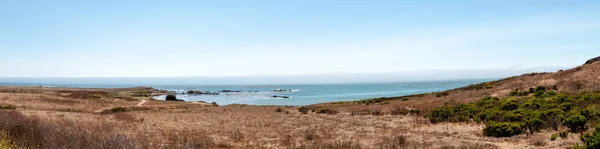 Mooi panorama van een kustlijn — Stockfoto