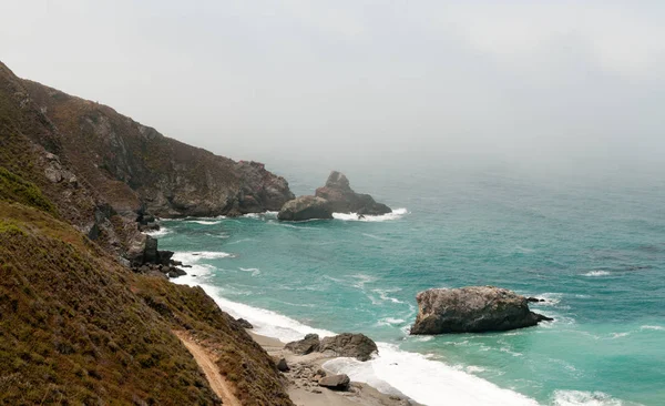 Una Costa Rocosa Calfornia Con Niebla Envolviendo Las Colinas Distancia —  Fotos de Stock