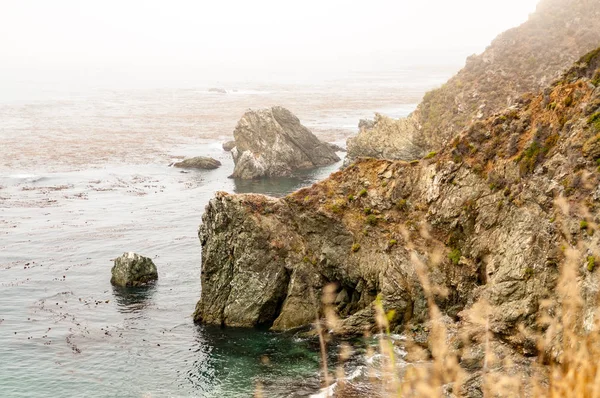 Una Costa Rocosa Calfornia Con Niebla Envolviendo Las Colinas Distancia —  Fotos de Stock