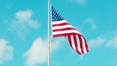 Rüzgarda dalgadalga dalga olan Amerikan bayrağı