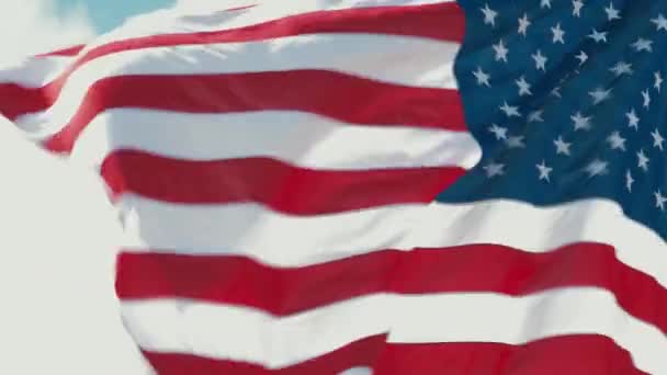 Rüzgarda dalgadalga dalga olan Amerikan bayrağı — Stok video