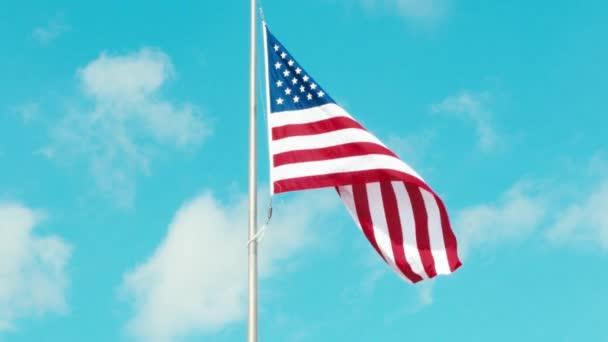 Bandeira americana a tremer ao vento — Vídeo de Stock