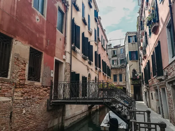 Городской Пейзаж Пустой Старой Венецианской Улицы Ясное Голубое Небо Видно — стоковое фото