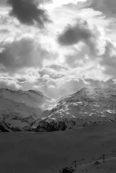Ηλιακό Φως Έρχεται Μέσα Από Σύννεφα Στο Άδειο Χιόνι Άλπεις — Φωτογραφία Αρχείου