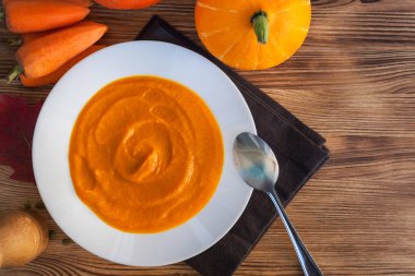 Metin için ahşap bir zemin üzerine balkabağı çorbası