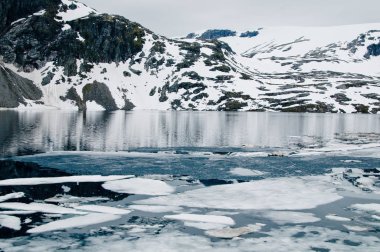 Dalsnibba mountain yakınındaki göl Djupvatnet ve Norveç'te Geirangerfjord. Norveç'e seyahat