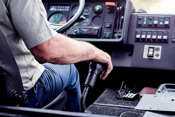 Kierowca Autobusu Przełącza Prędkości Zarządzanie Profesjonalne Pojazdu — Zdjęcie stockowe