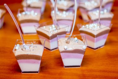 Çok renkli jöle şeffaf tabak kare şeklin içinde. Doğum günü kutlamak için tatlılar