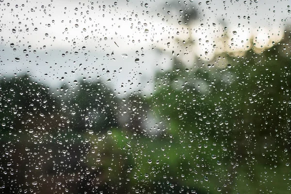 雨天从窗户看 窗玻璃上的雨滴 — 图库照片