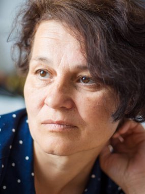 Yüzleri üzgün bir ifade ile orta yaşlı bir kadın portresi. Duygular - üzüntü, melankoli, rüyalar tezahürü